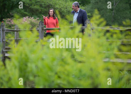 Florist Philippa Craddock und Hüter der Gärten im Windsor Great Park John Anderson, Auswahl von Pflanzen aus den Savill Garden in der Blumenschmuck im St George's Chapel, Windsor für die Hochzeit von Prinz Harry und Meghan Markle verwendet werden. Stockfoto