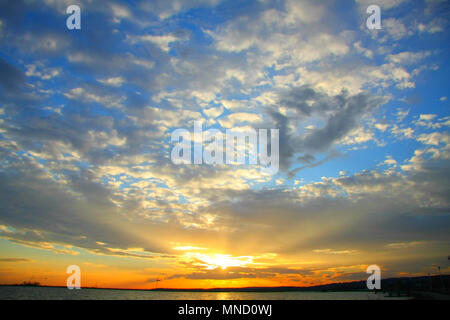 Eine sehr einzigartige und immersive Moment, in dem die Sonnenstrahlen brakthrough die Wolken über te See und kleiner Berg, während die Sonne untergeht. Einfach nur perfekt. Stockfoto