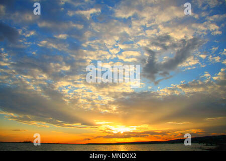 Eine sehr einzigartige und immersive Moment, in dem die Sonnenstrahlen brakthrough die Wolken über te See und kleiner Berg, während die Sonne untergeht. Einfach nur perfekt. Stockfoto