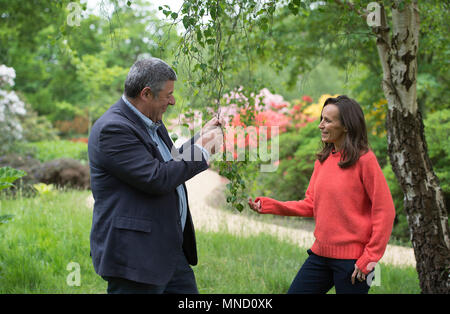 Florist Philippa Craddock und Hüter der Gärten im Windsor Great Park John Anderson, Auswahl von Pflanzen aus den Savill Garden in der Blumenschmuck im St George's Chapel, Windsor für die Hochzeit von Prinz Harry und Meghan Markle verwendet werden. Stockfoto