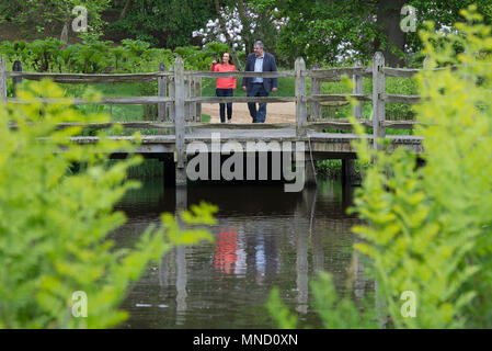 Florist Philippa Craddock und Hüter der Gärten im Windsor Great Park John Anderson, Auswahl von Pflanzen aus den Savill Garden in der Blumenschmuck im St George's Chapel, Windsor für die Hochzeit von Prinz Harry und Meghan Markle verwendet werden. Stockfoto