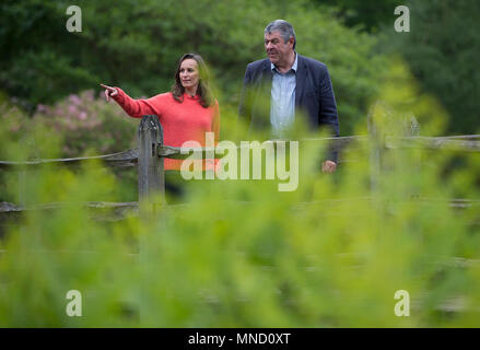 Florist Philippa Craddock und Hüter der Gärten im Windsor Great Park John Anderson, Auswahl von Pflanzen aus den Savill Garden in der Blumenschmuck im St George's Chapel, Windsor für die Hochzeit von Prinz Harry und Meghan Markle verwendet werden. Stockfoto