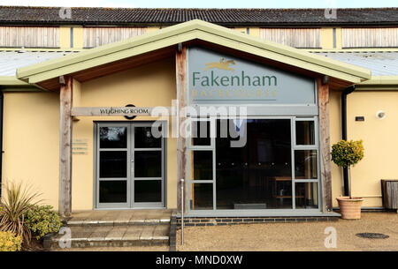 Fakenham Rennbahn, Haupttribüne, Eingang, Wägung, Norfolk, England, Grossbritannien, Pferderennen, Track, Titel Stockfoto