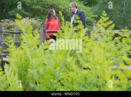 Florist Philippa Craddock und Hüter der Gärten im Windsor Great Park John Anderson, Auswahl von Pflanzen aus den Savill Garden in der Blumenschmuck im St George's Chapel, Windsor für die Hochzeit von Prinz Harry und Meghan Markle verwendet werden. Stockfoto