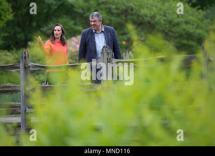 Florist Philippa Craddock und Hüter der Gärten im Windsor Great Park John Anderson, Auswahl von Pflanzen aus den Savill Garden in der Blumenschmuck im St George's Chapel, Windsor für die Hochzeit von Prinz Harry und Meghan Markle verwendet werden. Stockfoto