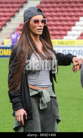 Katie Price und Alan Carr verwalten die gegnerischen Mannschaften in der Sellebrity Fußballspiel an Sixfields Stadium in Northampton mit: Katie Price Wo: Northampton, Großbritannien Wann: 15 Apr 2018 Credit: John rainford/WENN.com Stockfoto