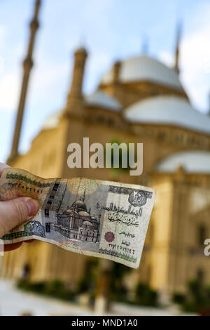 Jemand das Halten eines 20 ägyptische Pfund Hinweis zeigt die Große Moschee von Muhammad Ali Pascha vor dem eigentlichen Moschee, Kairo, Ägypten, Nordafrika Stockfoto