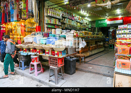 Marktstände und für Verkauf an den Khan El Khalili Bazar, Kairo, Ägypten, Afrika Stockfoto