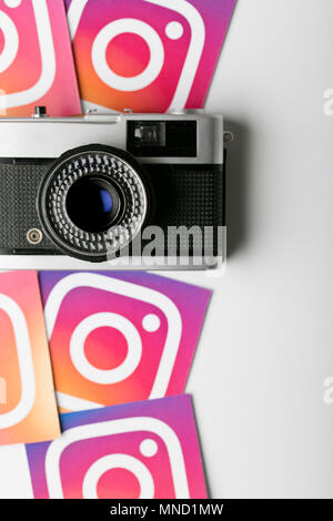 OXFORD, Großbritannien, 30. NOVEMBER 2016: Instagram Logos auf Papier mit einem Retro Vintage film Kamera gedruckt. Instagram ist eine beliebte Anwendung für soziale Medien Stockfoto