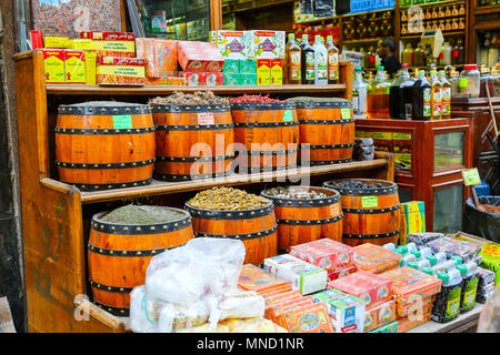 Marktstände und für Verkauf an den Khan El Khalili Bazar, Kairo, Ägypten, Afrika Stockfoto