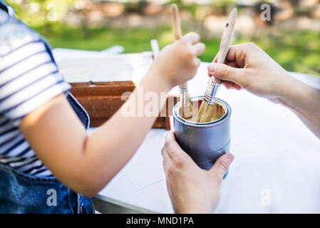 Vater mit einer kleinen Tochter außerhalb, so dass Holz Vogelhaus. Stockfoto