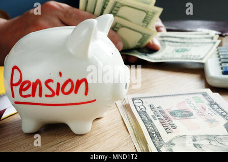 Pension auf einem Sparschwein geschrieben. Ruhestand Konzept. Stockfoto