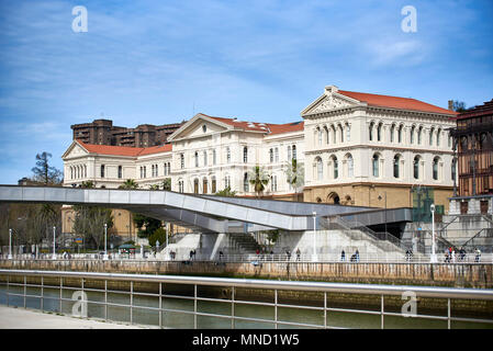 Pedro Arrupe Fußgängerbrücke, Universität Deusto und Fluss Nervion. Bilbao, Vizcaya, Baskenland, Euskadi, Euskal Herria, Spanien, Europa Stockfoto