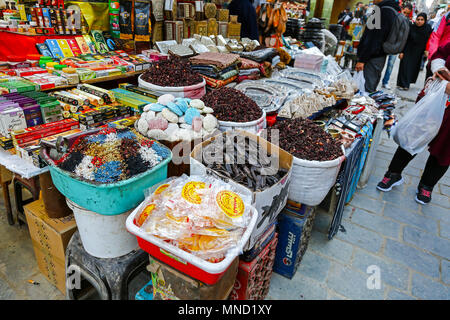 Marktstände und für Verkauf an den Khan El Khalili Bazar, Kairo, Ägypten, Afrika Stockfoto