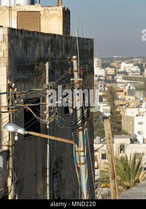 Kreative Verlegung von Oberirdischen elektrischen Leitungen in Madaba, Jordanien Stockfoto