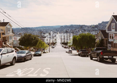 Straße inmitten von Wohngebäuden in der Stadt, San Francisco, Kalifornien Stockfoto