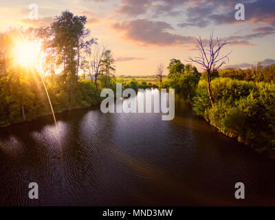 Schöne Sicht auf den Sonnenaufgang über dem See Stockfoto