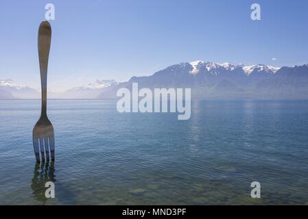 West Schweiz Vevey Genfer See Mai 2017 Skulptur die Gabel von Jean-Pierre Zaugg, in den Genfer See, Alimentarium Museum für Ernährung | Verwendung weltweit Stockfoto
