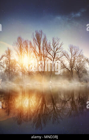 Sonnig und nebligen Morgen über einen nebligen See Stockfoto