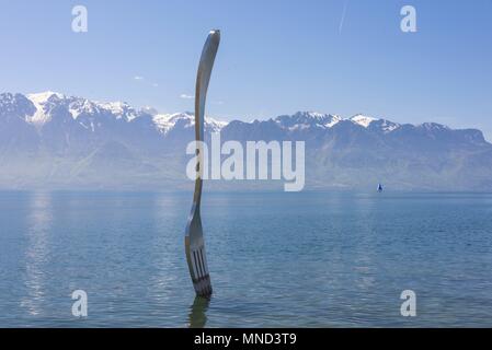 West Schweiz Vevey Genfer See Mai 2017 Skulptur die Gabel von Jean-Pierre Zaugg, in den Genfer See, Alimentarium Museum für Ernährung | Verwendung weltweit Stockfoto