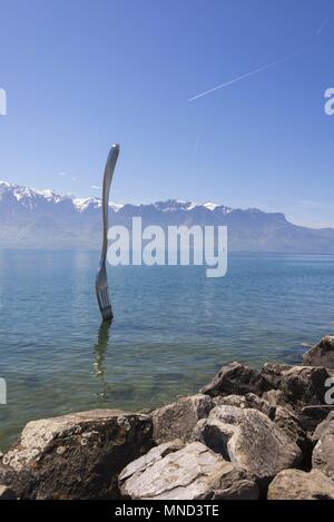 West Schweiz Vevey Genfer See Mai 2017 Skulptur die Gabel von Jean-Pierre Zaugg, in den Genfer See, Alimentarium Museum für Ernährung | Verwendung weltweit Stockfoto