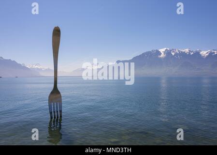 West Schweiz Vevey Genfer See Mai 2017 Skulptur die Gabel von Jean-Pierre Zaugg, in den Genfer See, Alimentarium Museum für Ernährung | Verwendung weltweit Stockfoto