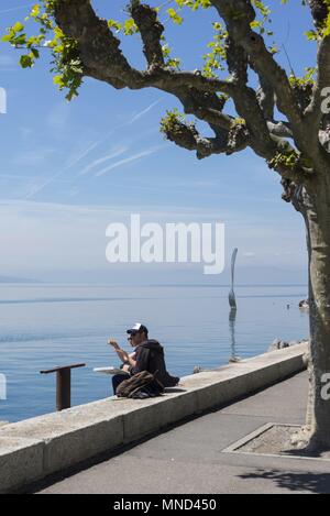 West Schweiz Vevey Genfer See Mai 2017 Skulptur die Gabel von Jean-Pierre Zaugg, in den Genfer See, Alimentarium Museum für Ernährung | Verwendung weltweit Stockfoto