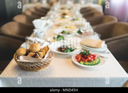 Heiß Bäckerei an der festlichen Tisch. Traditionelle ukrainische Hochzeit. Stockfoto