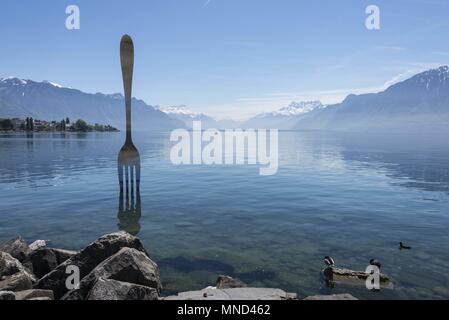 West Schweiz Vevey Genfer See Mai 2017 Skulptur die Gabel von Jean-Pierre Zaugg, in den Genfer See, Alimentarium Museum für Ernährung | Verwendung weltweit Stockfoto