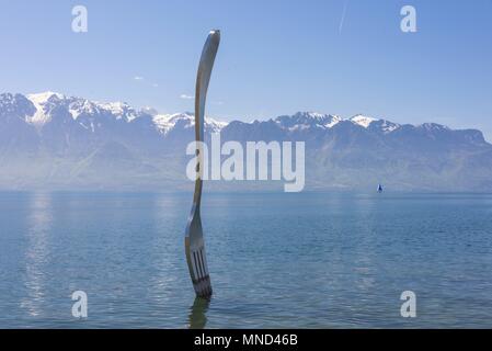 West Schweiz Vevey Genfer See Mai 2017 Skulptur die Gabel von Jean-Pierre Zaugg, in den Genfer See, Alimentarium Museum für Ernährung | Verwendung weltweit Stockfoto