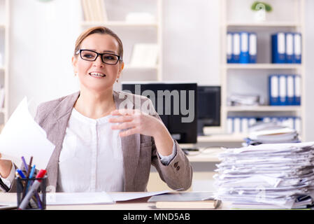 Geschäftsfrau sehr beschäftigt mit laufenden Schreibarbeit Stockfoto