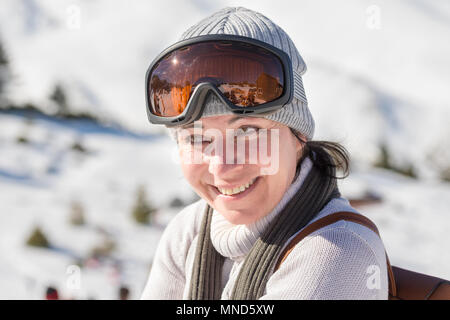 Frau Ende der 30er Jahre zu einem Ski Center in Griechenland posieren. Stockfoto