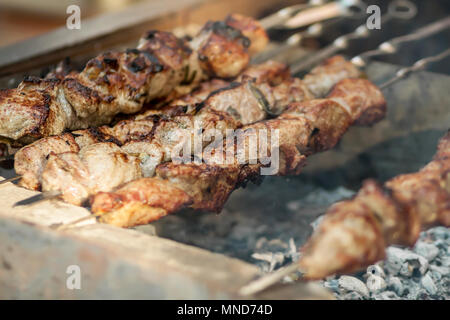 Lecker Shish Kebab Kochvorgang close-up Stockfoto