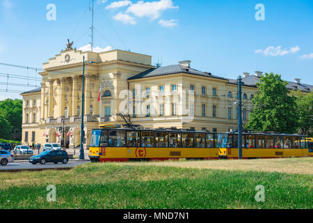 Warschau Straßenbahn, Blick auf eine Straßenbahn entlang Generala Andersa im Zentrum von Warschau, Polen. Stockfoto