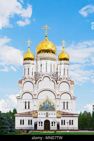 Retter Verklärung Kathedrale in Togliatti, Russland, Wolga. Goldene Kuppel, Tempel. Stockfoto