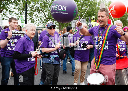 Eine Band von Unison Gewerkschaft Mitglieder spielen als Demonstranten fordern gerechtere Bezahlung und Rechte der Arbeitnehmer, als auch gegen den öffentlichen Dienst Kürzungen und Diskriminierung am Arbeitsplatz, Raffung am Victoria Embankment vor der 'New Deal für die arbeitenden Menschen". März organisiert von der Trades Union Congress (TUC). Stockfoto