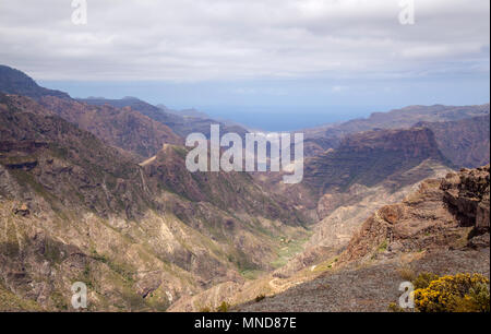 Gran Canaria, Mai, Bergen des zentralen Teils der Insel, Blick hinunter ins Tal Barranco de Tejeda, La Aldea de San Nicolas in weitem Abstand Stockfoto