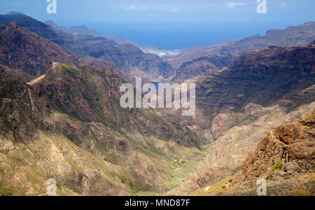 Gran Canaria, Mai, Bergen des zentralen Teils der Insel, Blick hinunter ins Tal Barranco de Tejeda, La Aldea de San Nicolas in weitem Abstand Stockfoto