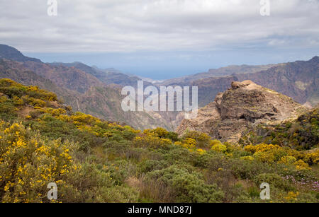 Gran Canaria, Mai, Bergen des zentralen Teils der Insel, Blick hinunter ins Tal Barranco de Tejeda, La Aldea de San Nicolas in weitem Abstand Stockfoto