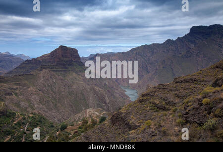 Gran Canaria, Mai, Bergen des zentralen Teils der Insel, das Tal Barranco de Carrizal, Stausee Presa de Parralillo in der Ferne Stockfoto