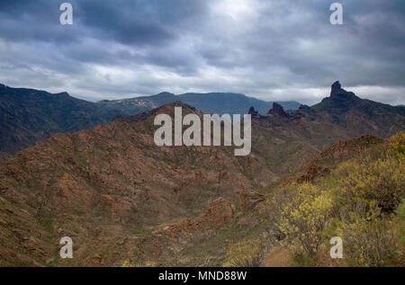 Gran Canaria, Mai, Bergen des zentralen Teils der Insel, Blick über das Tal Barranco de Tejeda Richtung Roque Bentayga Stockfoto