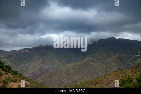 Gran Canaria, Mai, Bergen des zentralen Teils der Insel, Blick über die Caldera de Tejeda, Wolken fallen in die Caldera über die Lippe Stockfoto