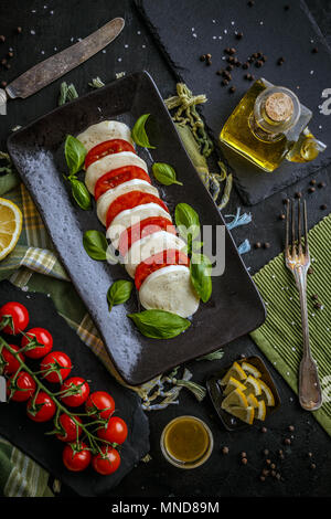 Immer noch leben der köstlichen Caprese Salat auf schwarzem Hintergrund Stockfoto