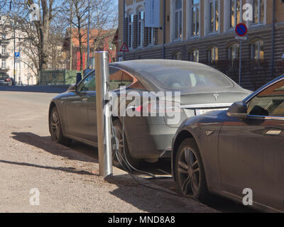 Parkplätze für Elektroautos in einem Wohngebiet in Oslo Norwegen vorbehalten, ein Tesla Auto seine Batterien aufladen Stockfoto