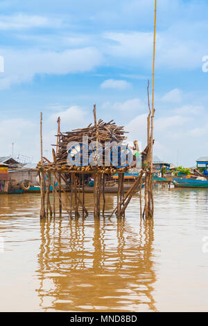 Eine hölzerne Plattform auf Pfählen, wie ein ART-Objekt in der Mitte des Kambodschanischen schwimmenden Dorf Chong Kneas auf den Tonle Sap See. Stockfoto