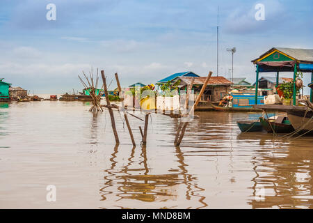 Eine hölzerne gestelzt Plattform neben einem Hausboot in der Kambodschanischen schwimmenden Dorf Chong Kneas auf den Tonle Sap See. Auf der Plattform sind Blumen gepflanzt. Stockfoto