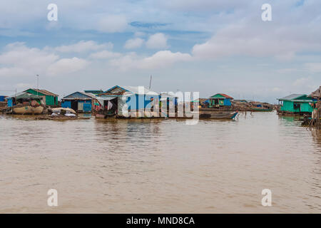 Blick auf die schwimmende Häuser in der Kambodschanischen schwimmenden Dorf Chong Kneas auf den Tonle Sap See. Stockfoto