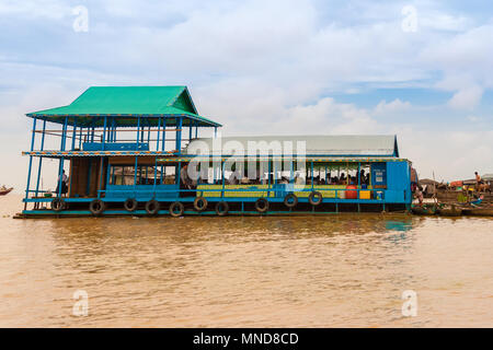 Eine blau lackierte Holz- vietnamesische Schule in der schwimmenden Dorf Chong Kneas auf den Tonle Sap See in Kambodscha verankert. Stockfoto