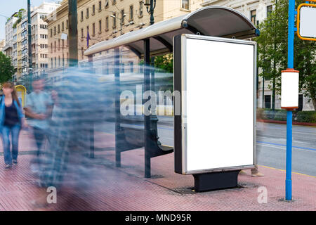 Mock up von leeren weißen vertikalen Bushaltestelle in einer Stadt, Athen Stockfoto