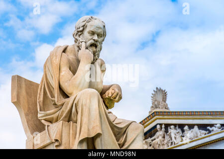 Alten Marmor statue des großen griechischen Philosophen Sokrates auf dem Hintergrund der blaue Himmel, Athen, Griechenland Stockfoto